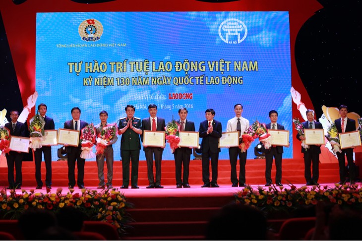 Journée internationale du Travail : fiers de l’intelligence des travailleurs vietnamiens - ảnh 1
